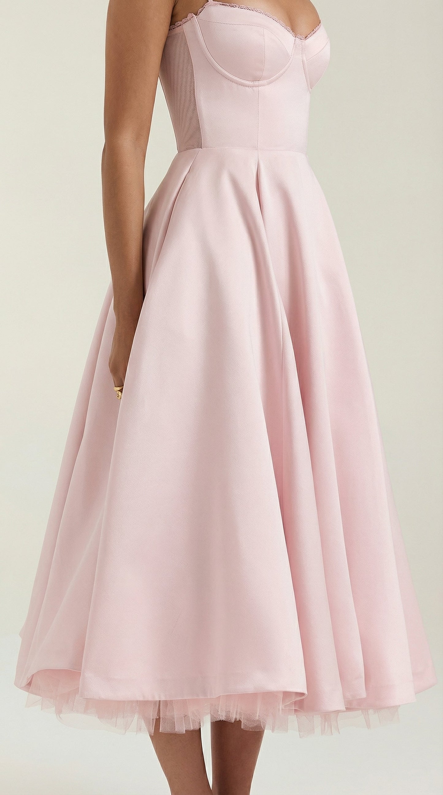 Vestido de tul y midi de Isold