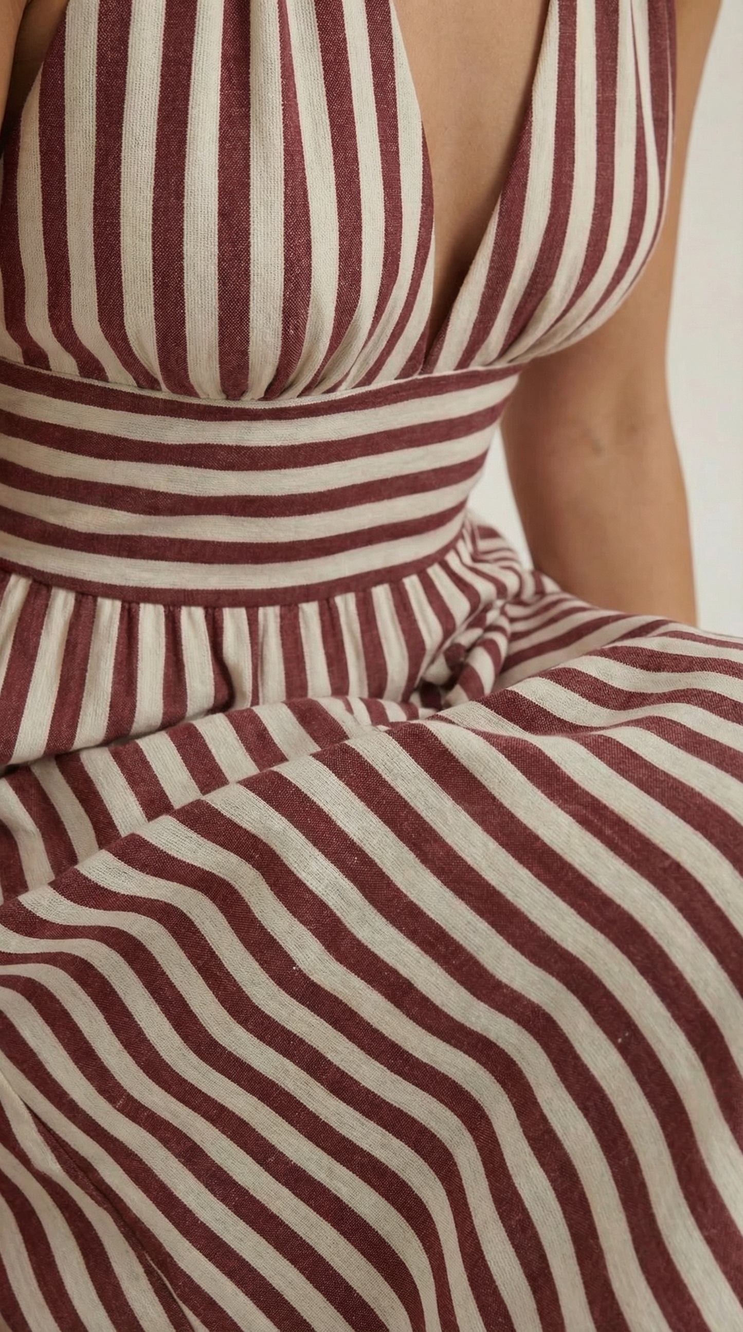 Vestido largo a rayas con cuello en V de Sandra